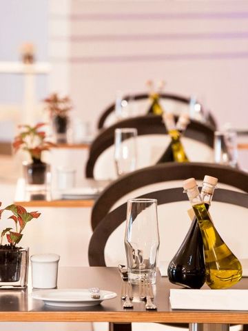 Elegantes Restaurant mit stilvoll gedeckten Tischen