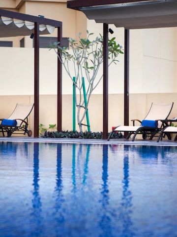 Pool mit Liegestühlen und Überdachung im Jumeirah Beach Hotel