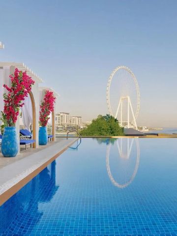 Infinity-Pool mit Blick auf das Riesenrad und blühenden Bougainvillea