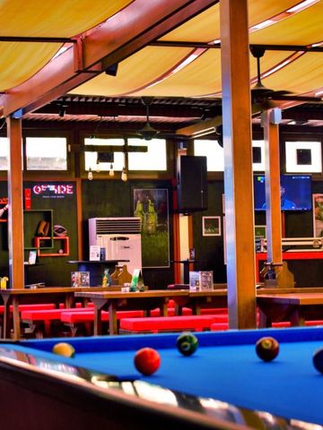 Billardraum mit buntem Dekor im Jumeirah Beach Hotel