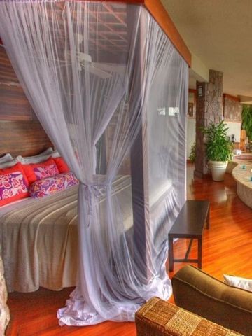 Stilvoll eingerichtetes Zimmer im Jade Mountain Resort mit Baldachin und modernem Dekor