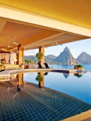 Luxuriöser Poolbereich mit Blick auf Berge und Meer im Jade Mountain Resort