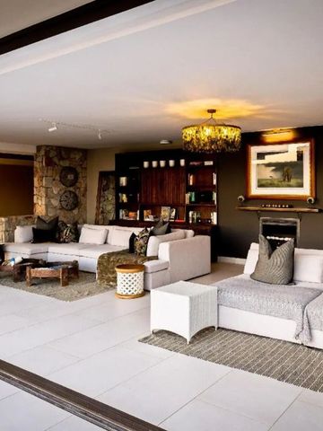 Geräumige Lounge mit stilvoller Dekoration und gemütlichen Sitzbereichen.