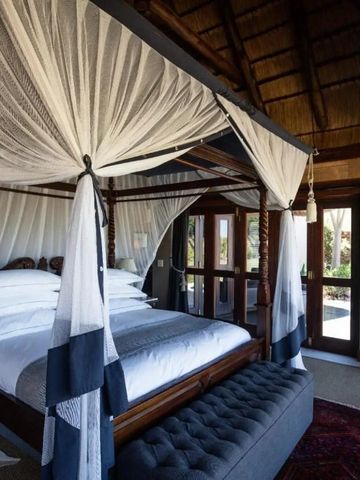 Luxuriöses Schlafzimmer mit Himmelbett und traditionellem Dekor.