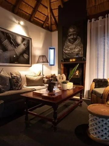 Gemütlicher Wohnbereich mit Kamin und eleganter Einrichtung