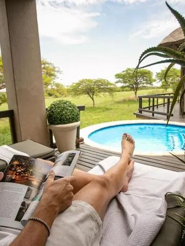 Lesen auf privater Terrasse mit kleinem Pool und Savannenaussicht