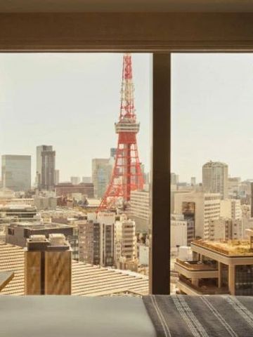 Zimmer mit großem Fenster und Ausblick auf die Stadt und den Tokyo Tower