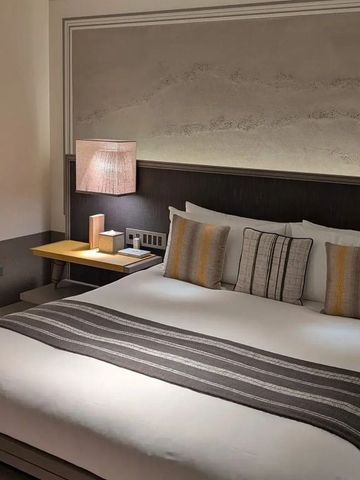 Gemütliches Hotelzimmer mit schlichtem modernen Dekor und Akzentbeleuchtung