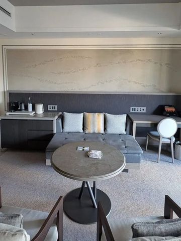 Sitzbereich im Hotelzimmer mit Sofa, Tisch und Kaffeestation