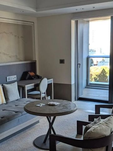 Modernes Hotelzimmer mit Sitzgelegenheit und Balkonzugang