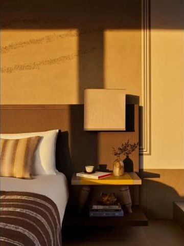 Sonnendurchflutetes modernes Hotelzimmer mit elegantem Design