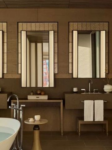 Luxuriöses Badezimmer mit stilvollem Doppelwaschtisch und freistehender Badewanne