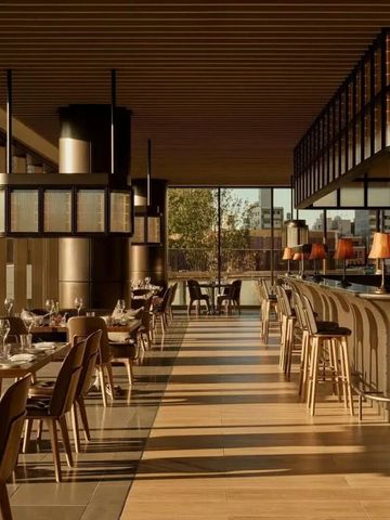 Elegantes Hotelrestaurant mit Holzdekoration und großen Fenstern