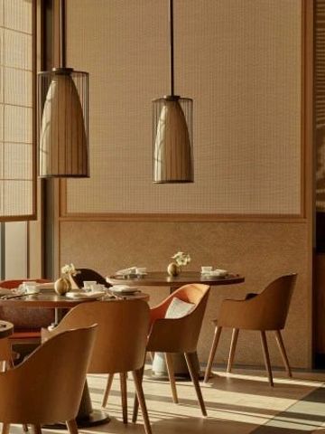 Gemütlicher Essbereich mit hölzernen Akzenten und stilvollen Beleuchtungselementen