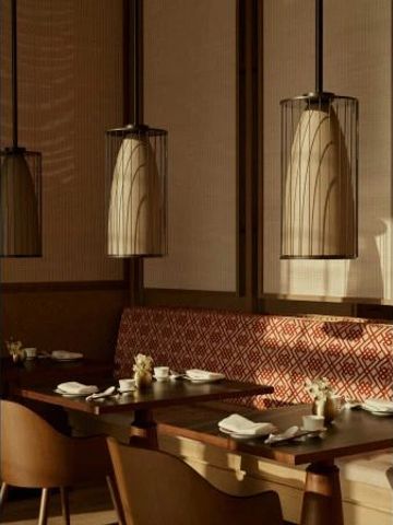 Einladende Tische mit moderner Beleuchtung in warmen Tönen