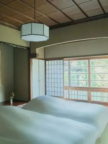 Modernes Zimmer mit großen Fenstern und Shoji-Paneelen mit Gartenblick.