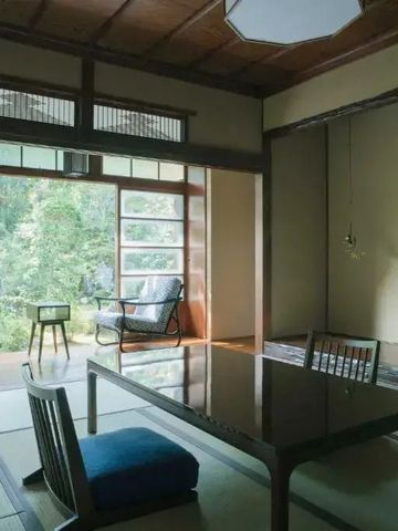 Raum mit traditioneller japanischer Einrichtung und großen Fensterfronten