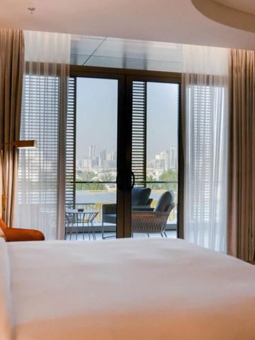 Hotelzimmer mit Balkon und beeindruckendem Blick auf die Skyline von Riyadh