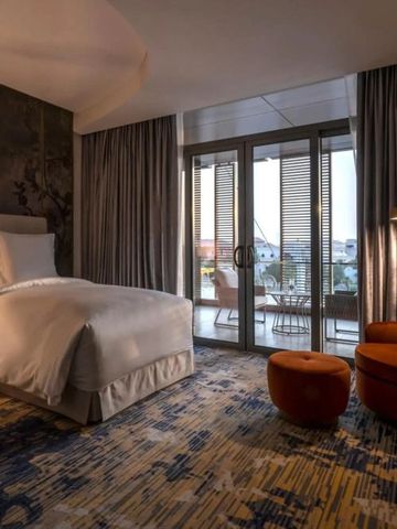 Elegantes Hotelzimmer mit zwei Betten und Balkon mit Blick auf Riyadh