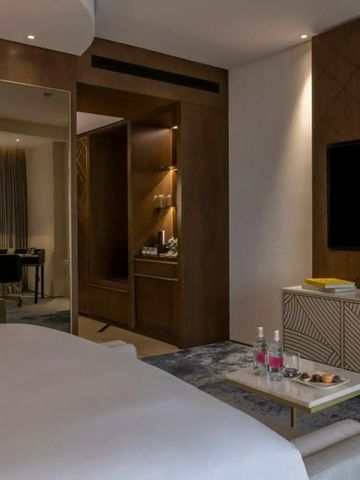 Modernes luxuriöses Hotelzimmer mit Flachbildfernseher und komfortablem Bett