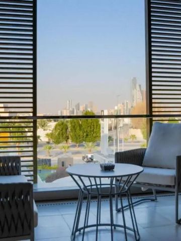 Gemütlicher Balkon mit Sitzbereich und Stadtblick im Jareed Hotel Riyadh