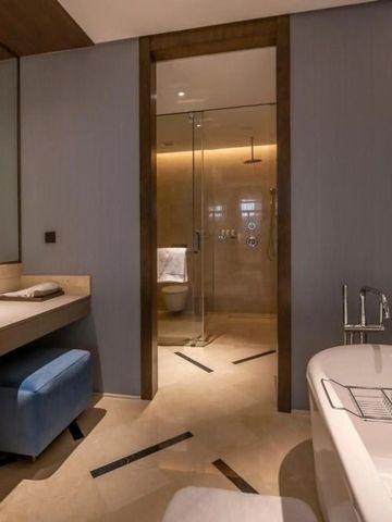 Luxuriöses Badezimmer mit freistehender Badewanne und modernem Design