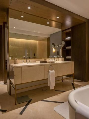 Geräumiges Badezimmer mit Doppelwaschbecken und stilvollen Armaturen