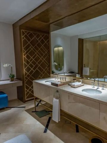 Luxuriöses Badezimmer mit Doppelwaschbecken und großem Spiegel