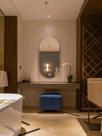 Geschmackvoll gestaltetes Badezimmer mit Badewanne und Spiegel