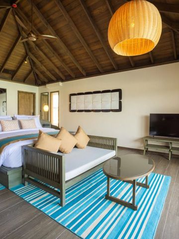 Geräumiges Schlafzimmer mit stilvollem Dekor und hölzernem Interieur