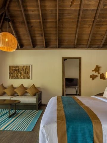 Offenes Schlafzimmerdesign mit gemütlicher Sitzecke und eleganten Akzenten