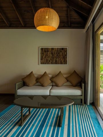 Gemütliche Sitzecke mit großen Fenstern und natürlichem Lichteinfall