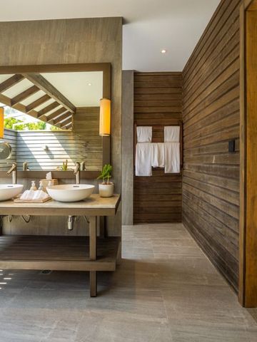 Luxuriöses Badezimmer mit doppeltem Waschbecken und Holzakzenten