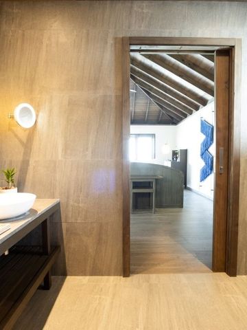 Modernes Badezimmer mit Blick in den Wohnbereich einer Suite