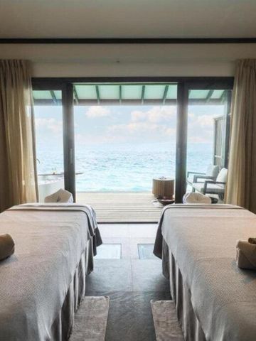 Zwei Massagetische in einem Raum mit Meerblick