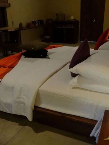 Gemütliches Schlafzimmer mit Doppelbett und bunter Dekoration