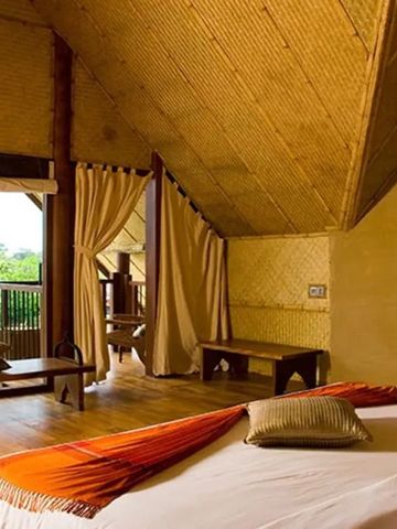 Offenes Zimmer mit Blick auf die umliegende Landschaft und natürlichem Licht