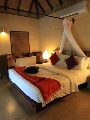 Helles Zimmer mit elegantem Moskitonetz und stimmungsvollem Licht