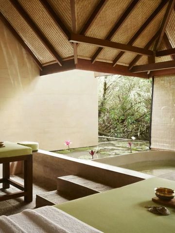 Luxuriöser Spa-Raum mit zwei Massagebetten und beruhigendem Wasserspiel