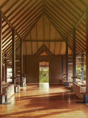 Großer Raum mit hölzernen Deckenbalken und viel natürlichem Licht