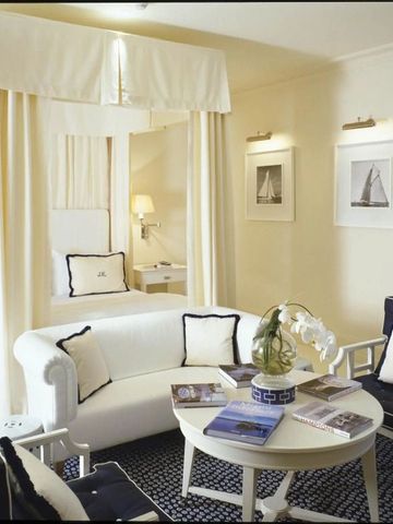 Luxuriöses Zimmer mit Himmelbett und eleganter Sitzecke im klassischen Design