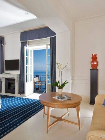 Helles Zimmer mit Blick auf das Meer durch französische Türen im J.K. Place Capri