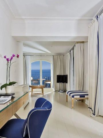 Helles Zimmer mit Schreibtisch und Ausblick auf das Meer im J.K. Place Capri