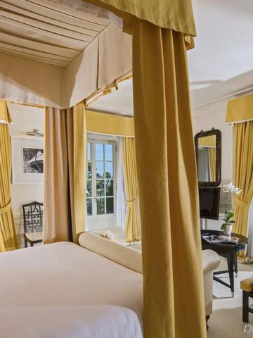 Elegantes Schlafzimmer mit Himmelbett und Meerblick im Luxus-Hotelzimmer