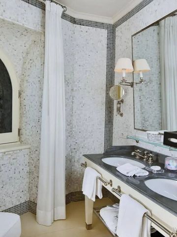 Badezimmer mit Doppelwaschbecken und herrlichem Ausblick durch Rundfenster