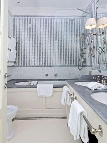 Modernes Badezimmer mit Doppelwaschbecken und eleganter Ausstattung