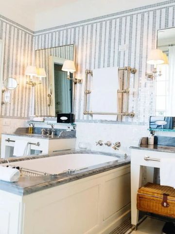 Helles Badezimmer mit Badewanne und hochwertiger Ausstattung im Luxus-Hotel