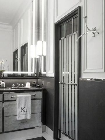 Modernes Badezimmer mit luxuriösen Armaturen und stilvoller Beleuchtung