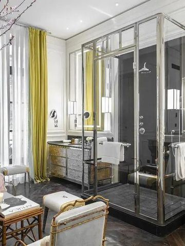Großes Badezimmer mit Glasdusche und eleganter Dekoration