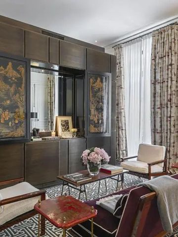 Elegantes Wohnzimmer mit kunstvoller Dekoration und gemütlicher Atmosphäre